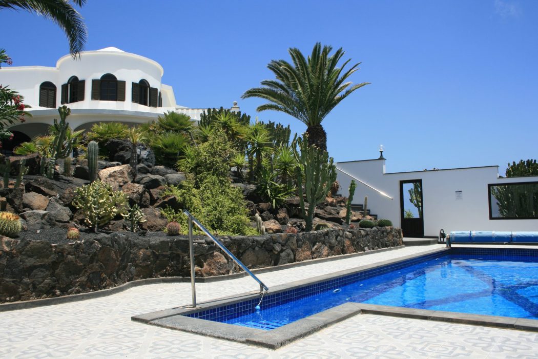 Casa Ronda 1 and the swimming pool